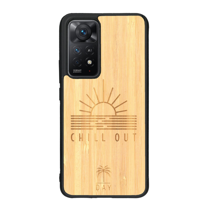 Coque de protection en bois véritable fabriquée en France pour Xiaomi Redmi Note 11 Pro sur le thème chill avec un motif représentant un couché de soleil sur l'océan et la phrase "Chill out"