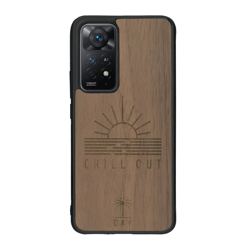 Coque de protection en bois véritable fabriquée en France pour Xiaomi Redmi Note 11 Pro sur le thème chill avec un motif représentant un couché de soleil sur l'océan et la phrase "Chill out"