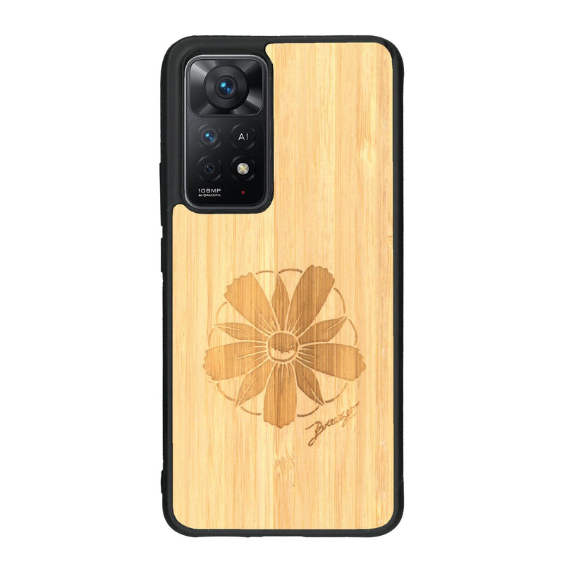 Coque de protection en bois véritable fabriquée en France pour Xiaomi Redmi Note 11 Pro sur le thème des fleurs et de la montagne avec un motif de gravure représentant les pétales d'une fleur des montagnes