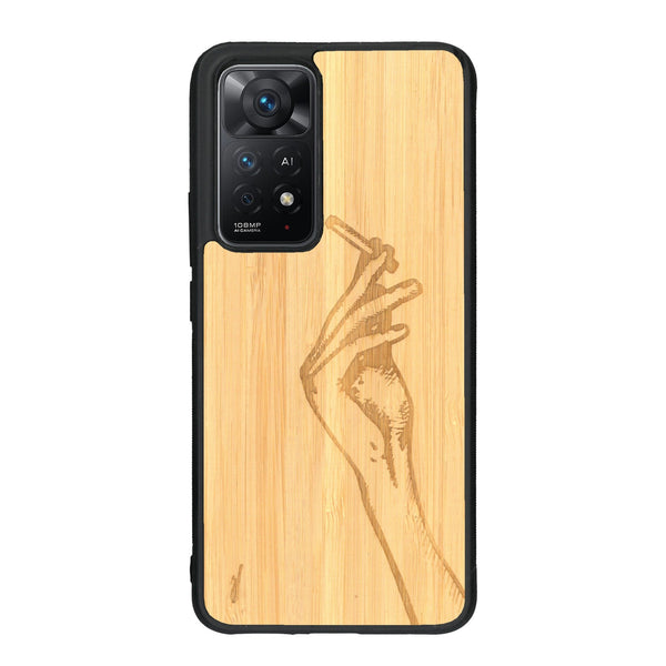 Coque de protection en bois véritable fabriquée en France pour Xiaomi Redmi Note 11 Pro représentant une main de femme tenant une cigarette de type line art en collaboration avec l'artiste Maud Dabs