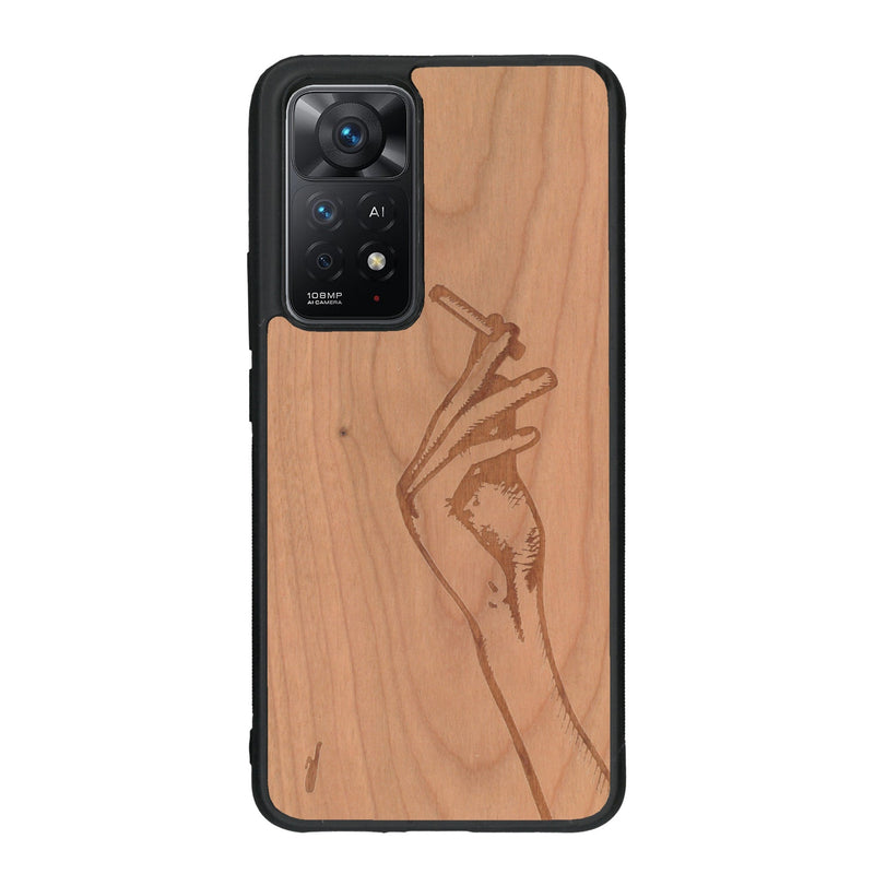 Coque de protection en bois véritable fabriquée en France pour Xiaomi Redmi Note 11 Pro représentant une main de femme tenant une cigarette de type line art en collaboration avec l'artiste Maud Dabs