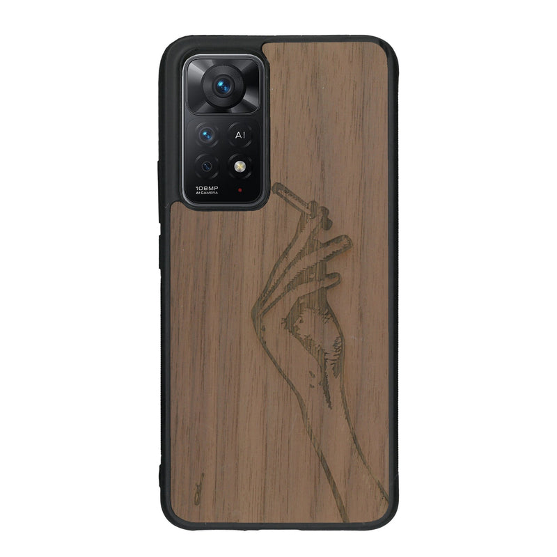 Coque de protection en bois véritable fabriquée en France pour Xiaomi Redmi Note 11 Pro représentant une main de femme tenant une cigarette de type line art en collaboration avec l'artiste Maud Dabs