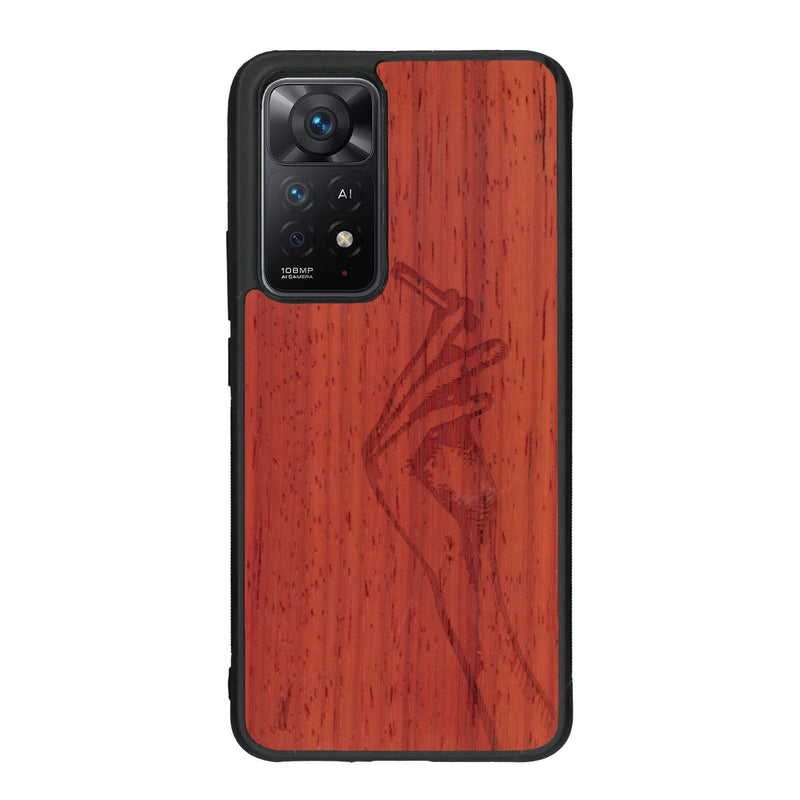 Coque de protection en bois véritable fabriquée en France pour Xiaomi Redmi Note 11 Pro représentant une main de femme tenant une cigarette de type line art en collaboration avec l'artiste Maud Dabs