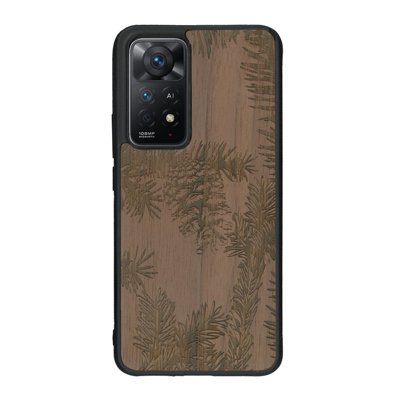 Coque de protection en bois véritable fabriquée en France pour Xiaomi Redmi Note 11 Pro sur le thème de la nature des arbres avec un motif de gravure représentant des épines de sapin et des pommes de pin