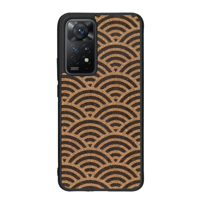 Coque de protection en bois véritable fabriquée en France pour Xiaomi Redmi Note 11 Pro baptisée "La Sinjak" avec un motif de gravure abstrait représentant la répétition d'un symbole wifi