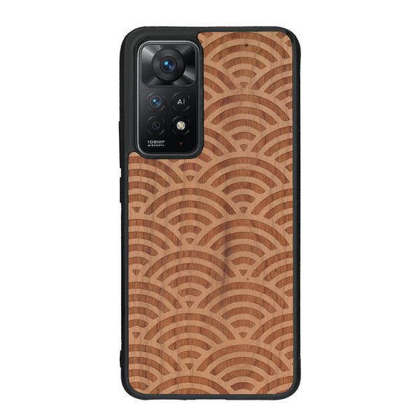 Coque de protection en bois véritable fabriquée en France pour Xiaomi Redmi Note 11 Pro baptisée "La Sinjak" avec un motif de gravure abstrait représentant la répétition d'un symbole wifi