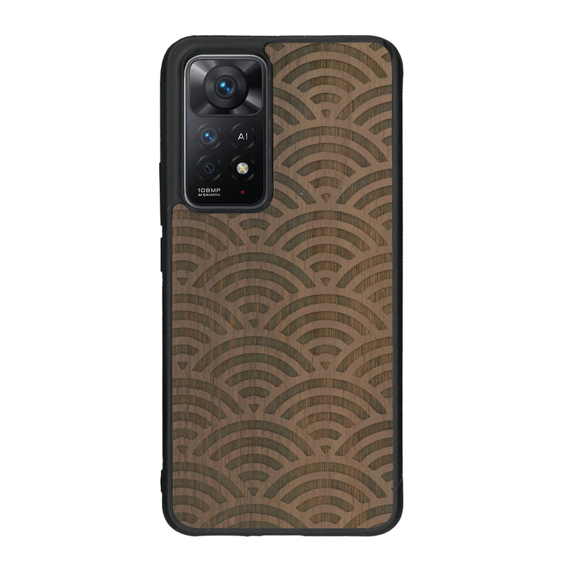 Coque de protection en bois véritable fabriquée en France pour Xiaomi Redmi Note 11 Pro baptisée "La Sinjak" avec un motif de gravure abstrait représentant la répétition d'un symbole wifi