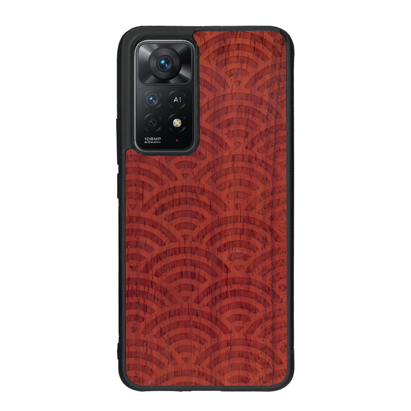 Coque de protection en bois véritable fabriquée en France pour Xiaomi Redmi Note 11 Pro baptisée "La Sinjak" avec un motif de gravure abstrait représentant la répétition d'un symbole wifi