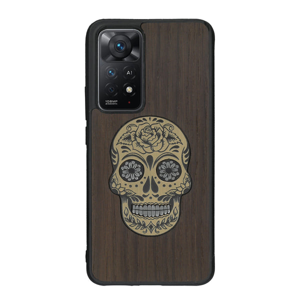 Coque de protection en bois véritable fabriquée en France pour Xiaomi Redmi Note 11 Pro alliant du chêne fumé avec du métal argenté et doré représentant une tête de mort mexicaine sur le thème Dia de los Muertos