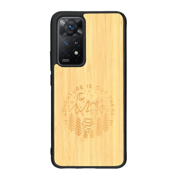 Coque de protection en bois véritable fabriquée en France pour Xiaomi Redmi Note 11 Pro sur le thème du camping en pleine nature et du bivouac avec la phrase "Aventure is out there"