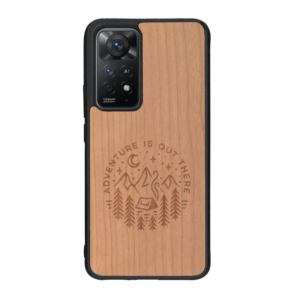 Coque de protection en bois véritable fabriquée en France pour Xiaomi Redmi Note 11 Pro sur le thème du camping en pleine nature et du bivouac avec la phrase "Aventure is out there"