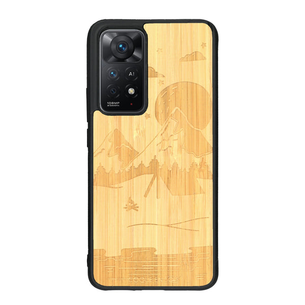 Coque de protection en bois véritable fabriquée en France pour Xiaomi Redmi Note 11 Pro sur le thème du camping en pleine nature représentant une tente avec un feu de camp entouré de montagnes