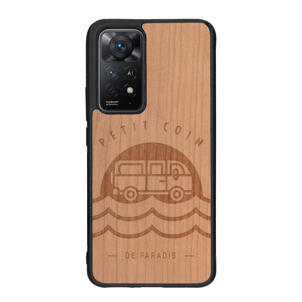 Coque de protection en bois véritable fabriquée en France pour Xiaomi Redmi Note 11 Pro sur le thème des voyages en vans, vanlife et chill avec une gravure représentant un van vw combi devant le soleil couchant sur une plage avec des vagues