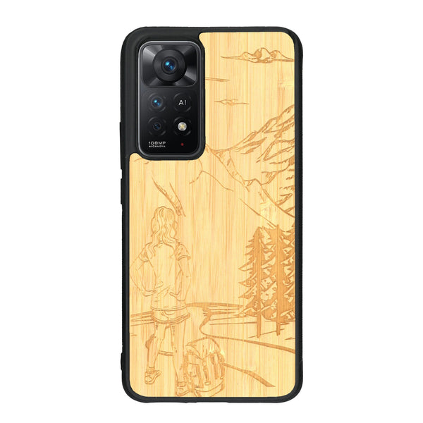 Coque de protection en bois véritable fabriquée en France pour Xiaomi Redmi Note 11 Pro sur le thème de la randonnée en montagne et de l'aventure avec une gravure représentant une femme de dos face à un paysage de nature