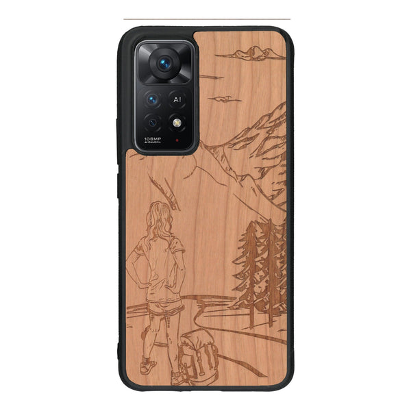 Coque de protection en bois véritable fabriquée en France pour Xiaomi Redmi Note 11 Pro sur le thème de la randonnée en montagne et de l'aventure avec une gravure représentant une femme de dos face à un paysage de nature