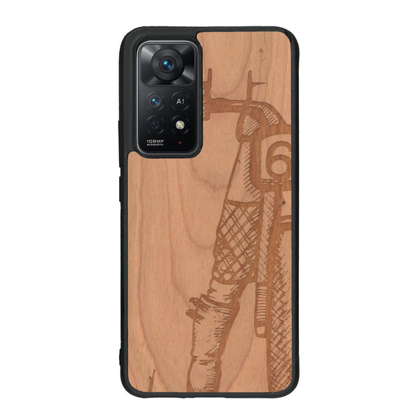 Coque de protection en bois véritable fabriquée en France pour Xiaomi Redmi Note 11 Pro représentant une vue de face d'une femme sur une moto vintage dessinée à la main par l'artiste Maud Dabs