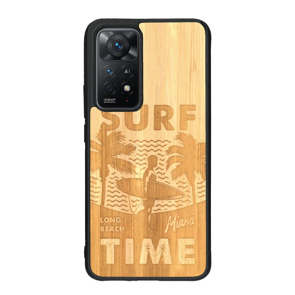 Coque de protection en bois véritable fabriquée en France pour Xiaomi Redmi Note 11 Pro sur le thème chill avec un motif représentant une silouhette tenant une planche de surf sur une plage entouré de palmiers et les mots "Surf Time Long Beach Miami"