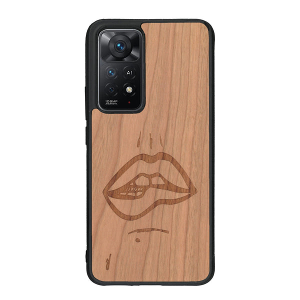 Coque de protection en bois véritable fabriquée en France pour Xiaomi Redmi Note 11 Pro représentant de manière minimaliste une bouche de féminine se mordant le coin de la lèvre de manière sensuelle dessinée à la main par l'artiste Maud Dabs