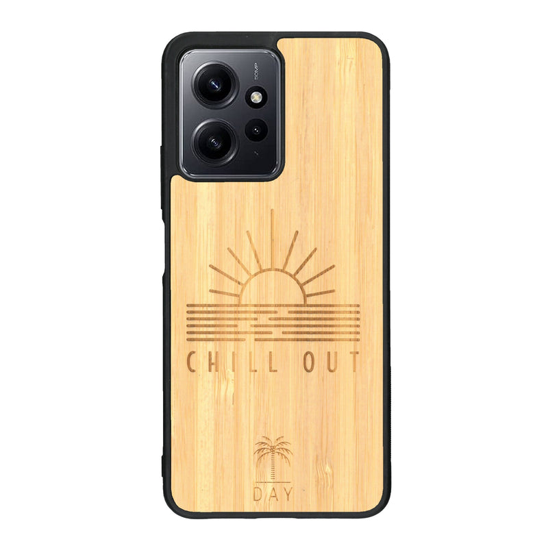 Coque de protection en bois véritable fabriquée en France pour Xiaomi Redmi Note 12 sur le thème chill avec un motif représentant un couché de soleil sur l'océan et la phrase "Chill out"