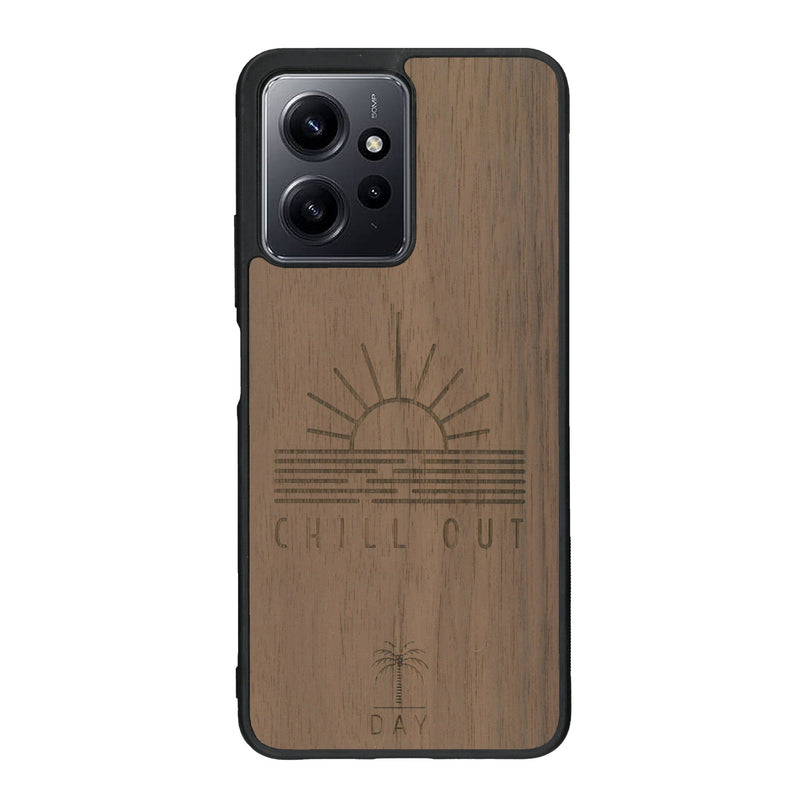 Coque de protection en bois véritable fabriquée en France pour Xiaomi Redmi Note 12 sur le thème chill avec un motif représentant un couché de soleil sur l'océan et la phrase "Chill out"