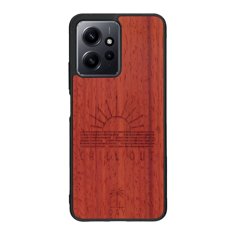 Coque de protection en bois véritable fabriquée en France pour Xiaomi Redmi Note 12 sur le thème chill avec un motif représentant un couché de soleil sur l'océan et la phrase "Chill out"