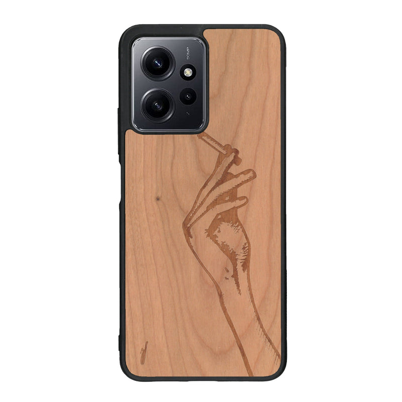 Coque de protection en bois véritable fabriquée en France pour Xiaomi Redmi Note 12 représentant une main de femme tenant une cigarette de type line art en collaboration avec l'artiste Maud Dabs