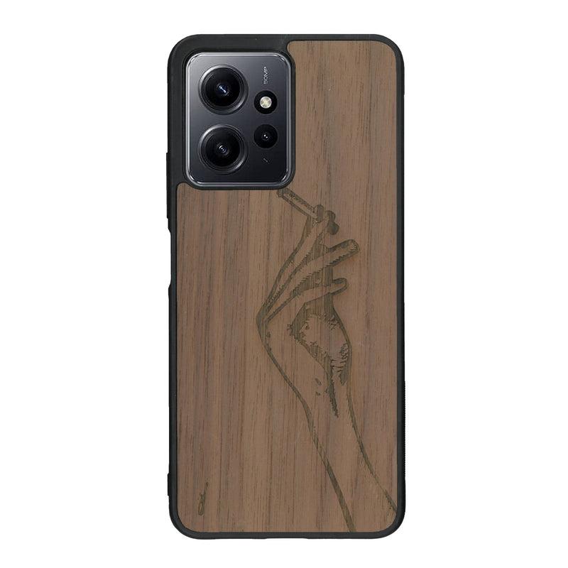 Coque de protection en bois véritable fabriquée en France pour Xiaomi Redmi Note 12 représentant une main de femme tenant une cigarette de type line art en collaboration avec l'artiste Maud Dabs