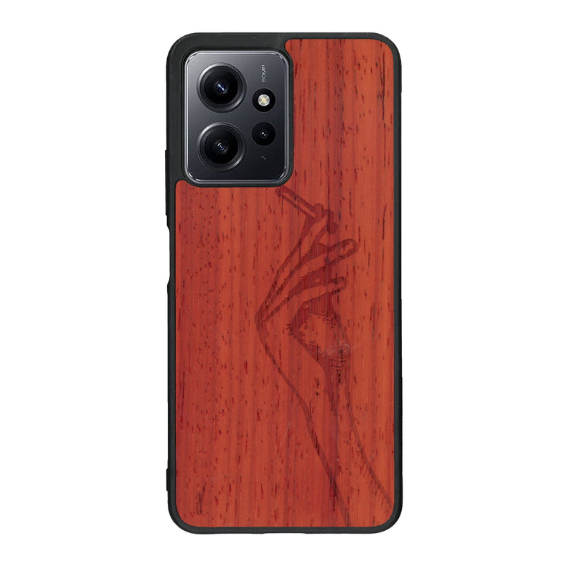 Coque de protection en bois véritable fabriquée en France pour Xiaomi Redmi Note 12 représentant une main de femme tenant une cigarette de type line art en collaboration avec l'artiste Maud Dabs