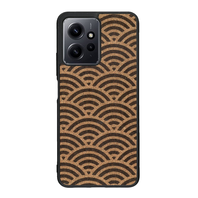 Coque de protection en bois véritable fabriquée en France pour Xiaomi Redmi Note 12 baptisée "La Sinjak" avec un motif de gravure abstrait représentant la répétition d'un symbole wifi