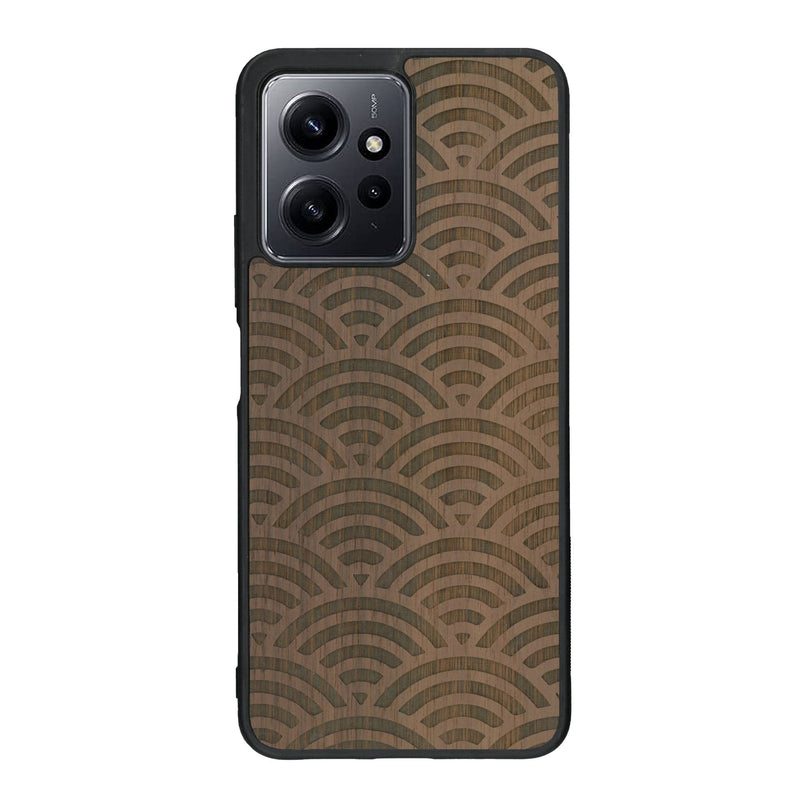 Coque de protection en bois véritable fabriquée en France pour Xiaomi Redmi Note 12 baptisée "La Sinjak" avec un motif de gravure abstrait représentant la répétition d'un symbole wifi