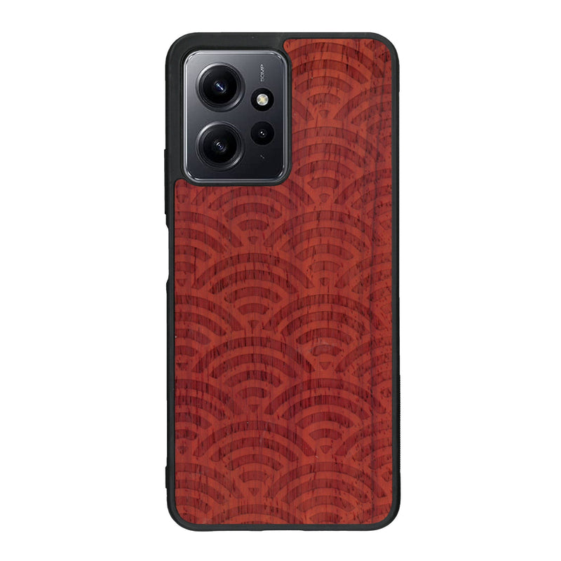 Coque de protection en bois véritable fabriquée en France pour Xiaomi Redmi Note 12 baptisée "La Sinjak" avec un motif de gravure abstrait représentant la répétition d'un symbole wifi