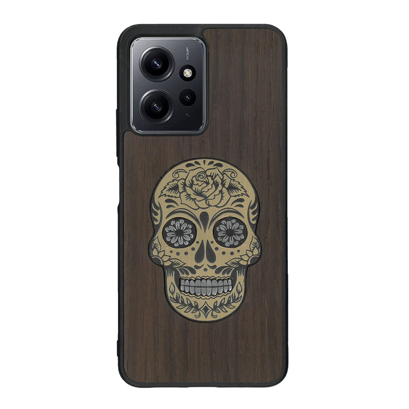 Coque de protection en bois véritable fabriquée en France pour Xiaomi Redmi Note 12 alliant du chêne fumé avec du métal argenté et doré représentant une tête de mort mexicaine sur le thème Dia de los Muertos