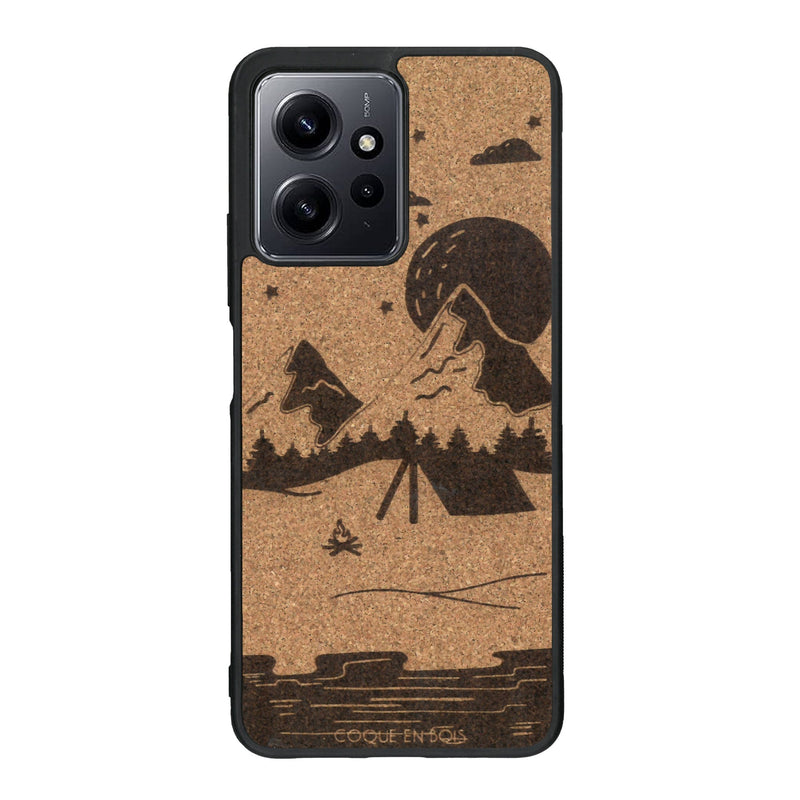 Coque de protection en bois véritable fabriquée en France pour Xiaomi Redmi Note 12 sur le thème du camping en pleine nature représentant une tente avec un feu de camp entouré de montagnes