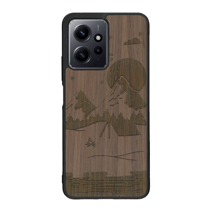 Coque de protection en bois véritable fabriquée en France pour Xiaomi Redmi Note 12 sur le thème du camping en pleine nature représentant une tente avec un feu de camp entouré de montagnes