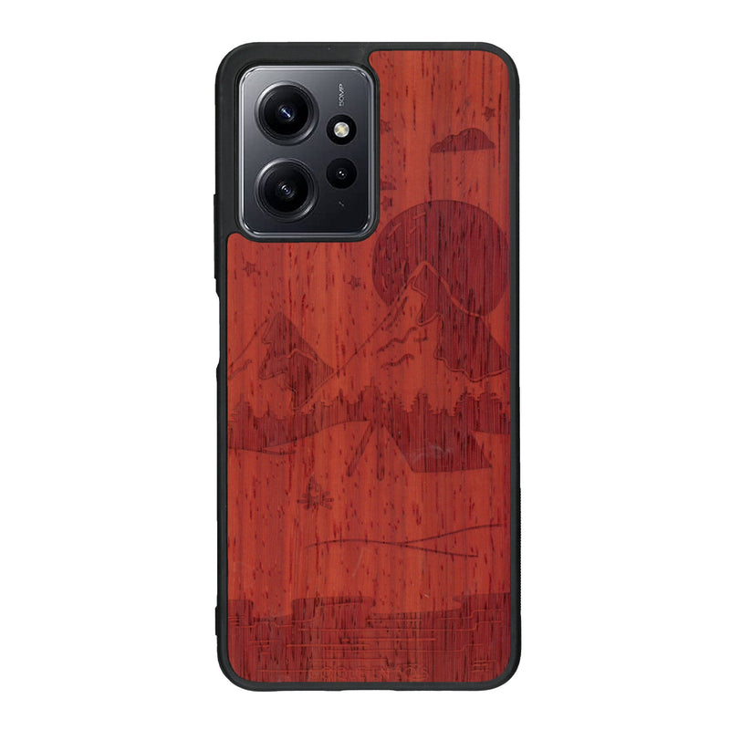 Coque de protection en bois véritable fabriquée en France pour Xiaomi Redmi Note 12 sur le thème du camping en pleine nature représentant une tente avec un feu de camp entouré de montagnes