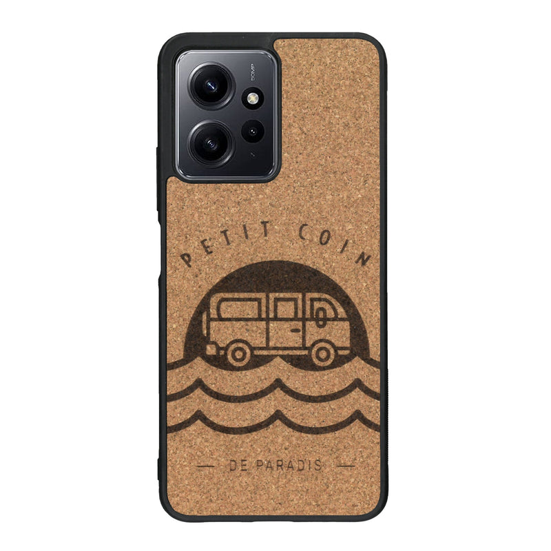 Coque de protection en bois véritable fabriquée en France pour Xiaomi Redmi Note 12 sur le thème des voyages en vans, vanlife et chill avec une gravure représentant un van vw combi devant le soleil couchant sur une plage avec des vagues