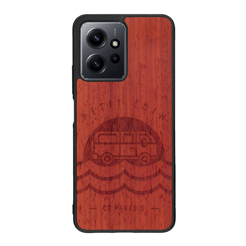 Coque de protection en bois véritable fabriquée en France pour Xiaomi Redmi Note 12 sur le thème des voyages en vans, vanlife et chill avec une gravure représentant un van vw combi devant le soleil couchant sur une plage avec des vagues