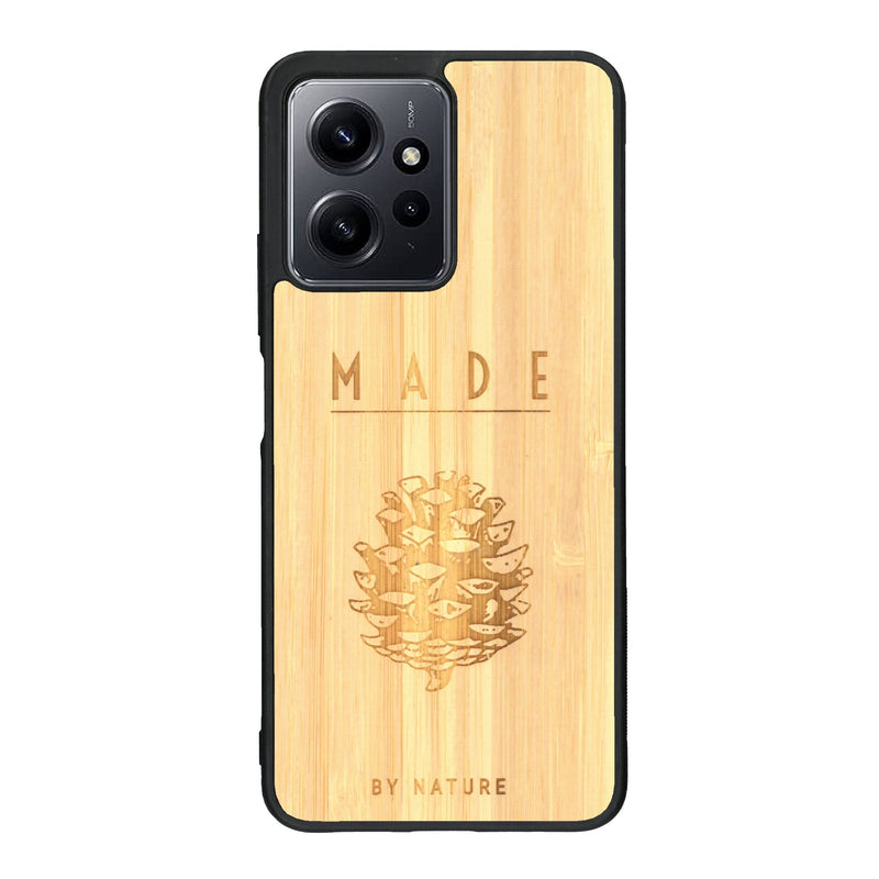 Coque de protection en bois véritable fabriquée en France pour Xiaomi Redmi Note 12 sur le thème de la nature et des arbres avec une gravure représentant une pomme de pin et la phrase "made by nature"