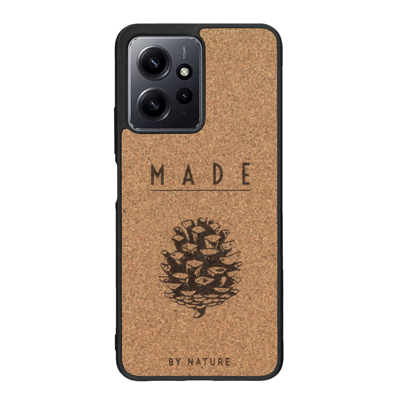 Coque de protection en bois véritable fabriquée en France pour Xiaomi Redmi Note 12 sur le thème de la nature et des arbres avec une gravure représentant une pomme de pin et la phrase "made by nature"