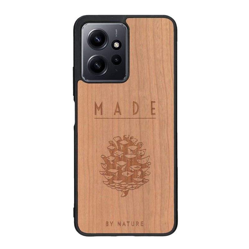 Coque de protection en bois véritable fabriquée en France pour Xiaomi Redmi Note 12 sur le thème de la nature et des arbres avec une gravure représentant une pomme de pin et la phrase "made by nature"