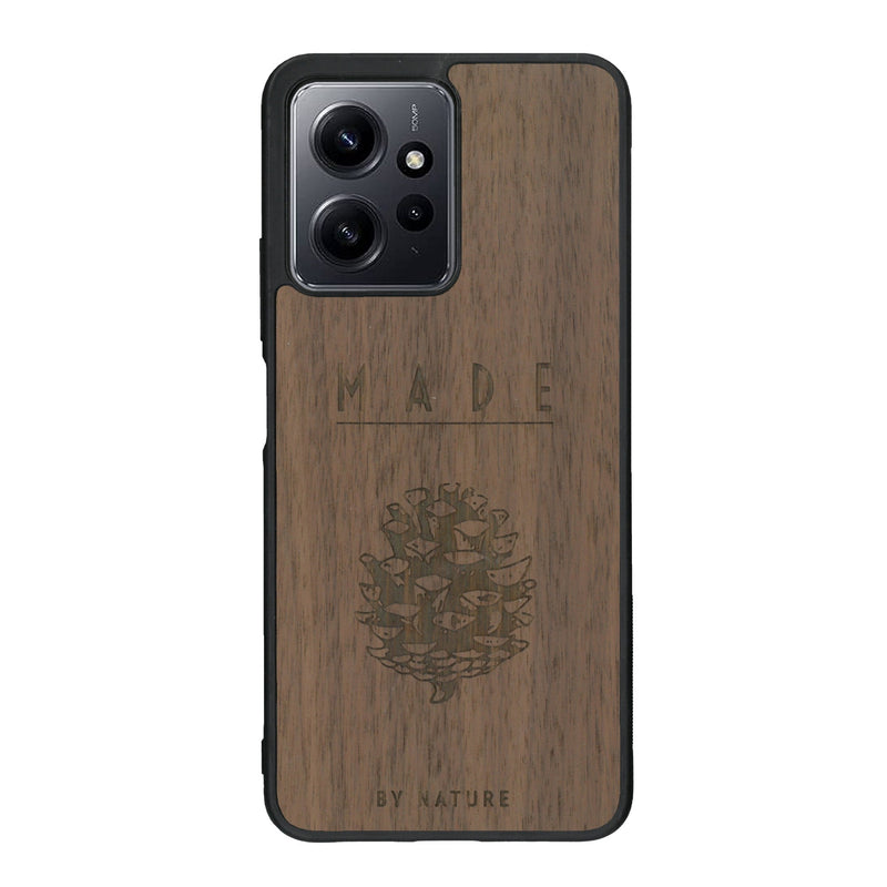 Coque de protection en bois véritable fabriquée en France pour Xiaomi Redmi Note 12 sur le thème de la nature et des arbres avec une gravure représentant une pomme de pin et la phrase "made by nature"