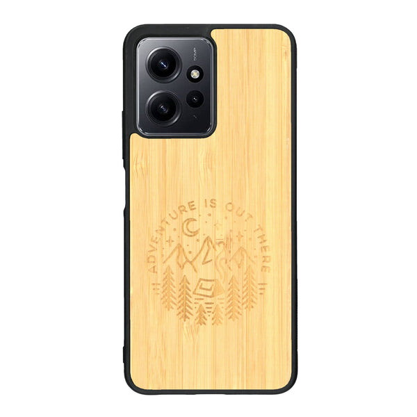 Coque de protection en bois véritable fabriquée en France pour Xiaomi Redmi Note 12 Pro sur le thème du camping en pleine nature et du bivouac avec la phrase "Aventure is out there"