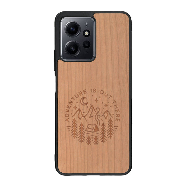 Coque de protection en bois véritable fabriquée en France pour Xiaomi Redmi Note 12 Pro sur le thème du camping en pleine nature et du bivouac avec la phrase "Aventure is out there"