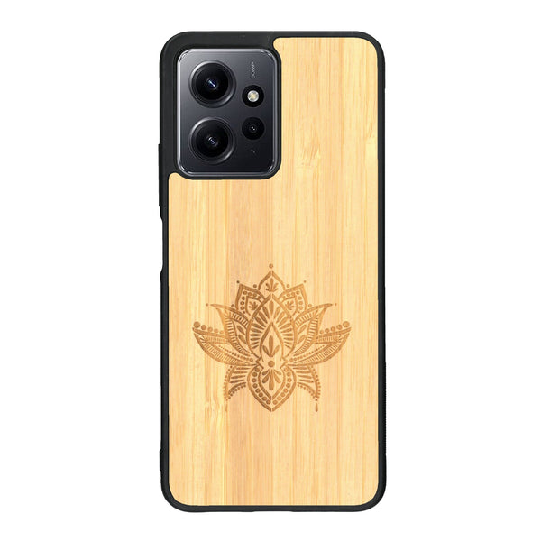 Coque de protection en bois véritable fabriquée en France pour Xiaomi Redmi Note 12 Pro sur le thème de la nature et du yoga avec une gravure zen représentant une fleur de lotus