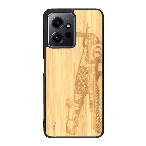 Coque de protection en bois véritable fabriquée en France pour Xiaomi Redmi Note 12 Pro représentant une vue de face d'une femme sur une moto vintage dessinée à la main par l'artiste Maud Dabs