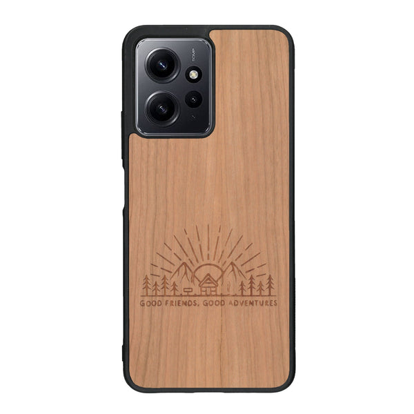 Coque de protection en bois véritable fabriquée en France pour Xiaomi Redmi Note 12 Pro sur le thème chill et nature avec un motif représentant un levé de soleil sur un paysage de montagne avec des sapins et un chalet et la phrase "Good friends, good adventure"