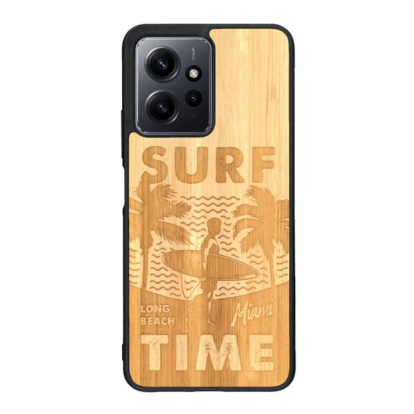 Coque de protection en bois véritable fabriquée en France pour Xiaomi Redmi Note 12 Pro sur le thème chill avec un motif représentant une silouhette tenant une planche de surf sur une plage entouré de palmiers et les mots "Surf Time Long Beach Miami"