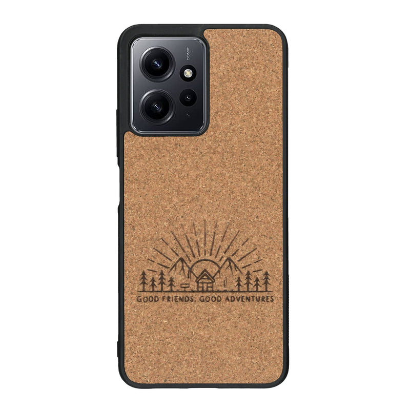 Coque de protection en bois véritable fabriquée en France pour Xiaomi Redmi Note 12 sur le thème chill et nature avec un motif représentant un levé de soleil sur un paysage de montagne avec des sapins et un chalet et la phrase "Good friends, good adventure"