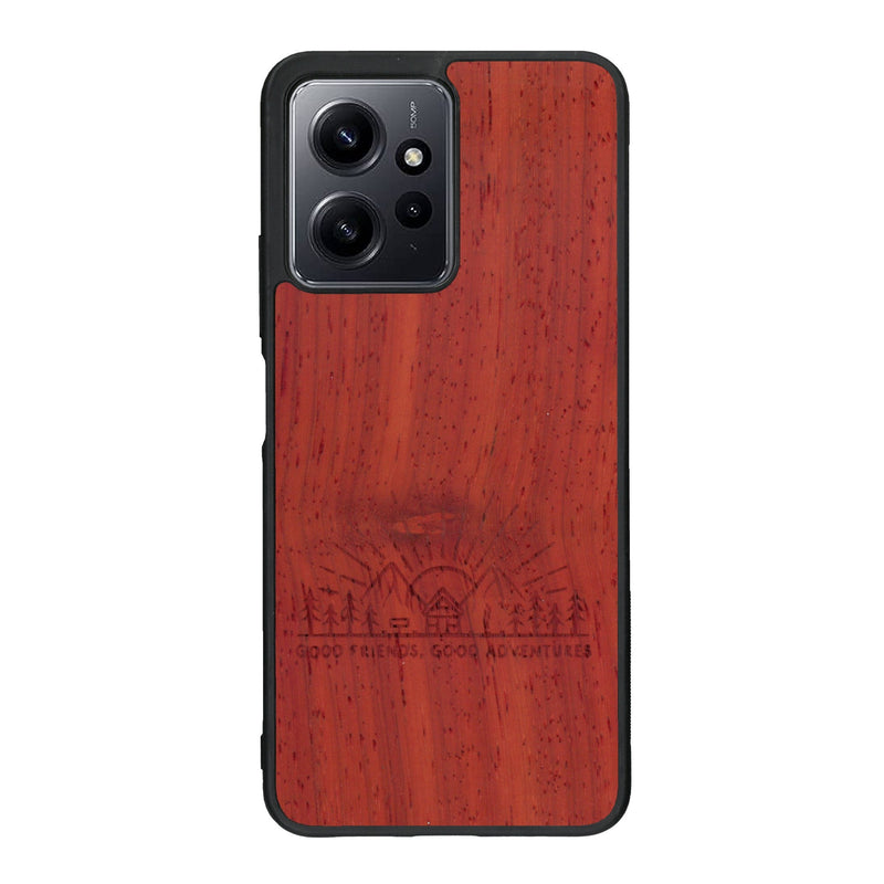 Coque de protection en bois véritable fabriquée en France pour Xiaomi Redmi Note 12 sur le thème chill et nature avec un motif représentant un levé de soleil sur un paysage de montagne avec des sapins et un chalet et la phrase "Good friends, good adventure"