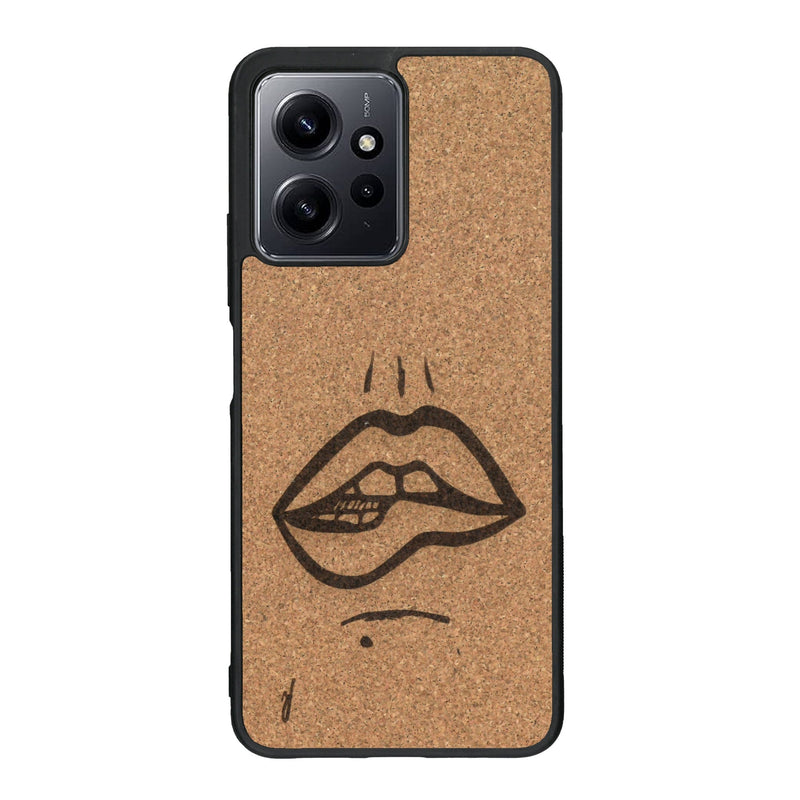 Coque de protection en bois véritable fabriquée en France pour Xiaomi Redmi Note 12 représentant de manière minimaliste une bouche de féminine se mordant le coin de la lèvre de manière sensuelle dessinée à la main par l'artiste Maud Dabs